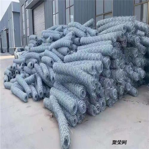 目前我厂出厂的铅丝石笼网产品实际应用广泛,例如:铅丝石笼护坡:铅丝